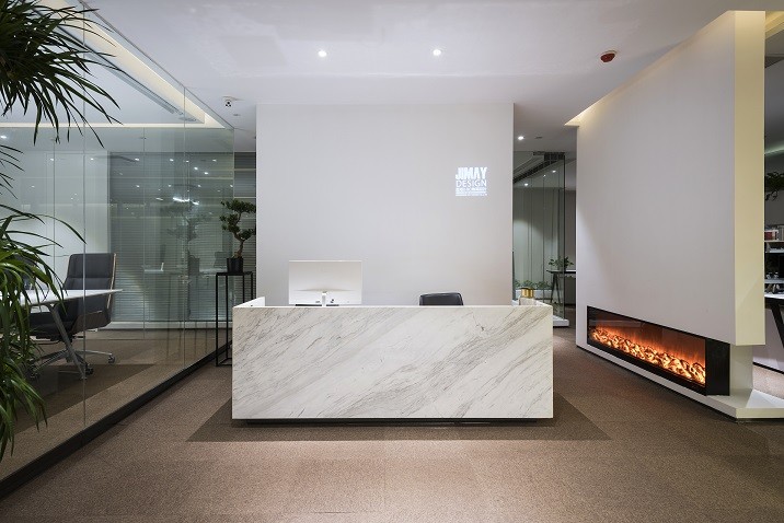 ‘少’不是空白而是精簡，‘多’不是擁擠而是＊＊。