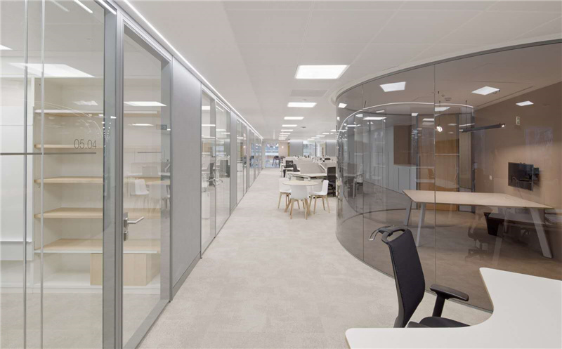 極簡(jiǎn)風(fēng)格辦公室設(shè)計(jì)，把純凈體現(xiàn)到較高程度！